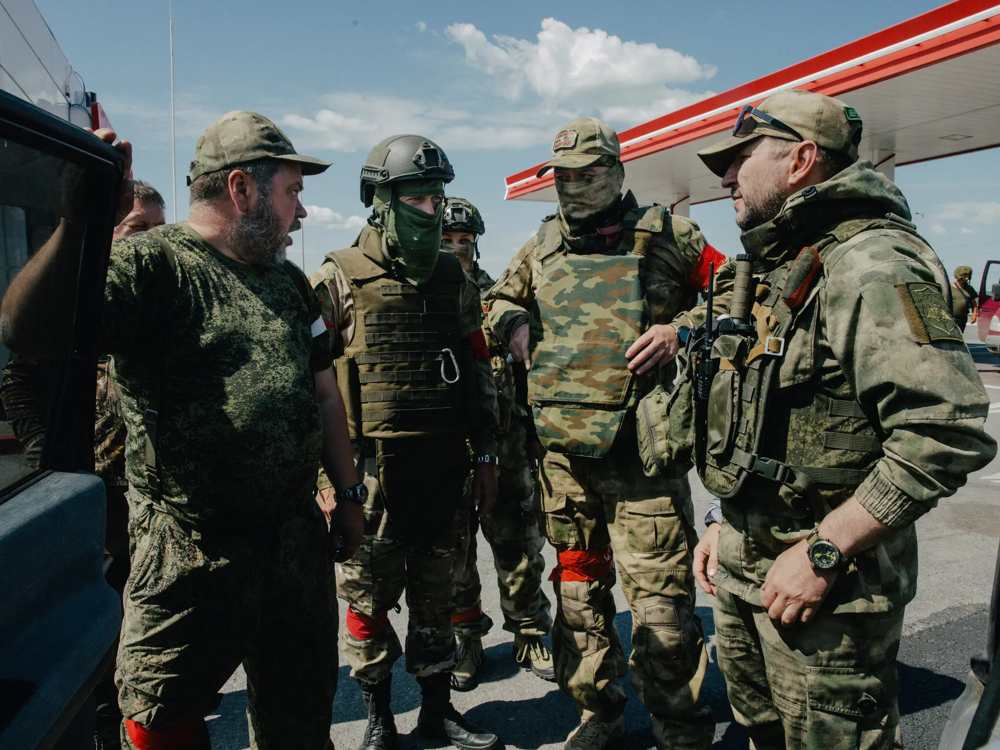 Бійці російського загону територіальної оборони прямують до Шебекіно, міста Бєлгородської області Росії, яке сильно постраждало від обстрілу з прилеглого українського кордону